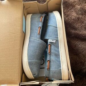 Tom’s Bimini Chambray youth 2 NIB slip ons